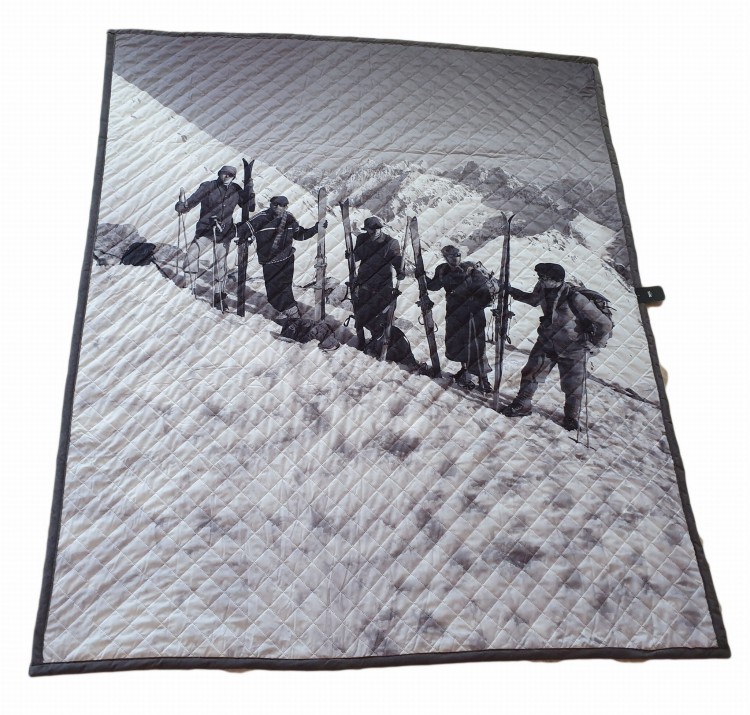 Narzuta regionalna narciarze na tle tatr.jpg