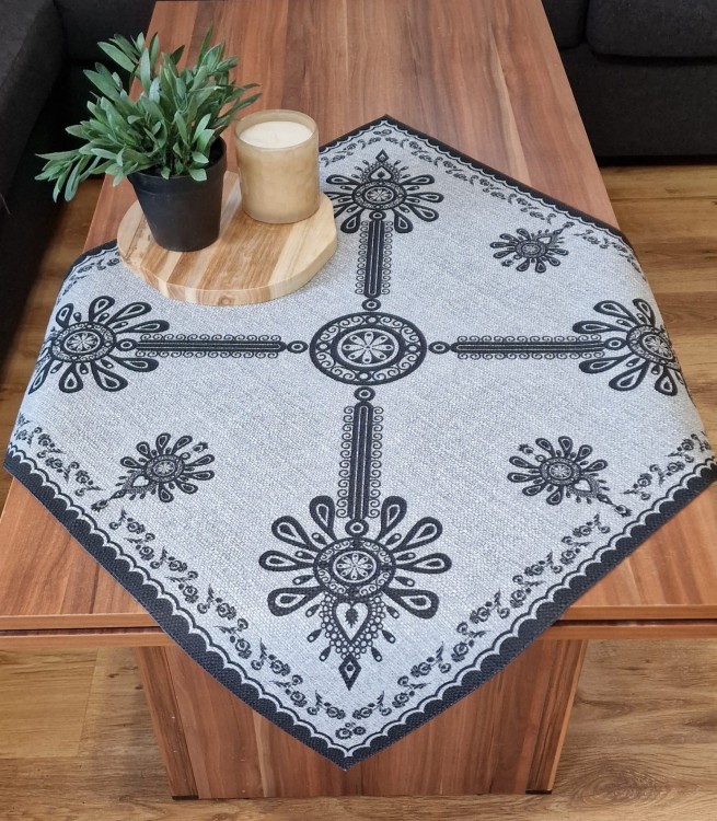 SERWETKA Z CZARNĄ PARZENICĄ NA SZARYM PODKŁADZIE firanyfryzlewicz.pl.jpg