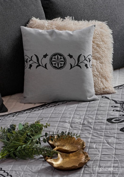 Szara poszewka z czarną parzenicą.jpg